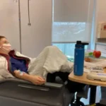 Mujer demanda a AstraZeneca: asegura quedar paralítica tras participar en ensayo de vacuna