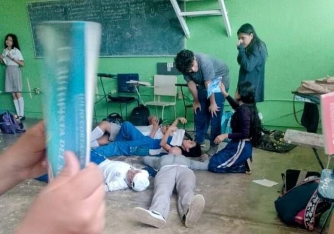 Alumnos desmayados en el salón de clases; el maestro los encerró