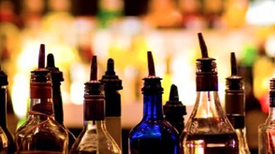 Bebidas adulteradas proliferan en México, aprende a identificarlas