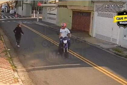 Mujer sale huyendo al creer que motociclista iba a asaltarla en Río de Janeiro (VIDEO)