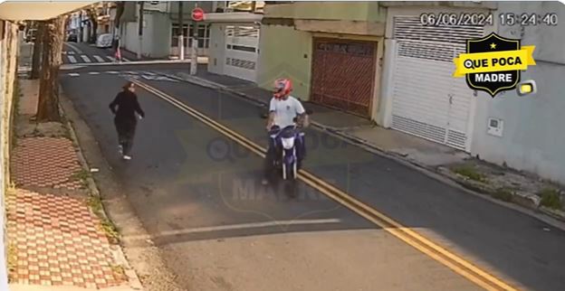Mujer sale huyendo al creer que motociclista iba a asaltarla en Río de Janeiro (VIDEO)