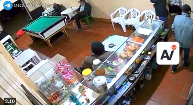 Abuelito inicia balacera en bar de Brasil tras sufrir caída y no recibir ayuda (VIDEO)