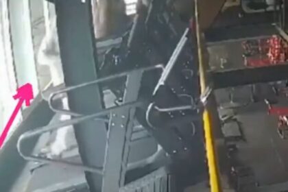 Mujer pierde la vida al caer desde un tercer piso tras accidente en caminadora (VIDEO)