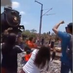 Mujer pierde la vida al ser golpeada por tren mientras intentaba tomarse una selfie (VIDEO)