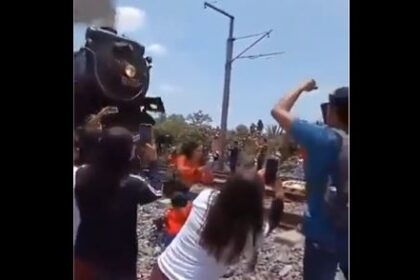 Mujer pierde la vida al ser golpeada por tren mientras intentaba tomarse una selfie (VIDEO)
