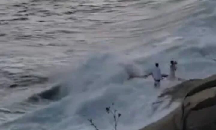 Novios son "devorados" por enorme ola durante sesión de fotos en la playa de California