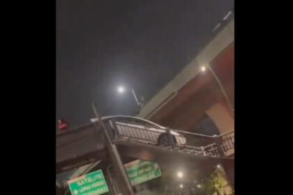 Conductor sube su auto por puente peatonal en Naucalpan, Edomex (VIDEO)