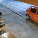 Camioneta descontrolada impacta a familia mientras cenaban en restaurante (VIDEO)