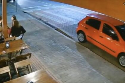 Camioneta descontrolada impacta a familia mientras cenaban en restaurante (VIDEO)