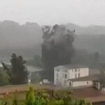 ¡Impactante! Rayo hace estallar un árbol en un poblado de Francia (VIDEO)