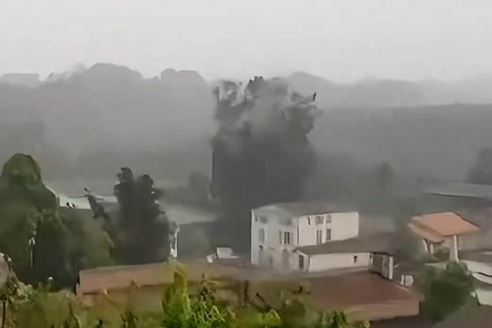 ¡Impactante! Rayo hace estallar un árbol en un poblado de Francia (VIDEO)