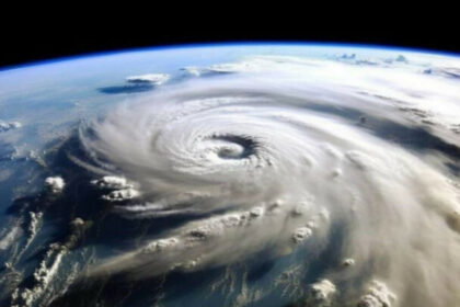 Huracán "Beryl" se intensifica a categoría 3: Huracán amenaza con mayor peligro