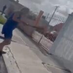 Pareja es amenazada con machete por anciana mientras paseaban a su perro en Cancún (VIDEO)