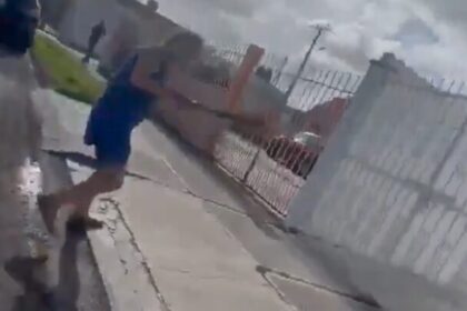 Pareja es amenazada con machete por anciana mientras paseaban a su perro en Cancún (VIDEO)