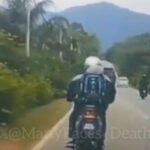 Impactante video de un rebase fallido: motociclista pierde la vida al chocar con un auto (VIDEO)