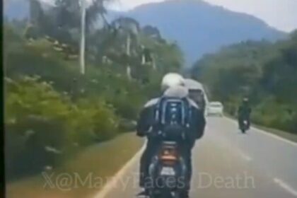 Impactante video de un rebase fallido: motociclista pierde la vida al chocar con un auto (VIDEO)