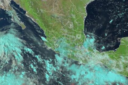 Carlotta se intensifica a huracán categoría 1 y amenaza Baja California Sur