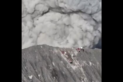 Turistas desafían prohibiciones y escapan por poco de erupción volcánica en Indonesia (VIDEO)