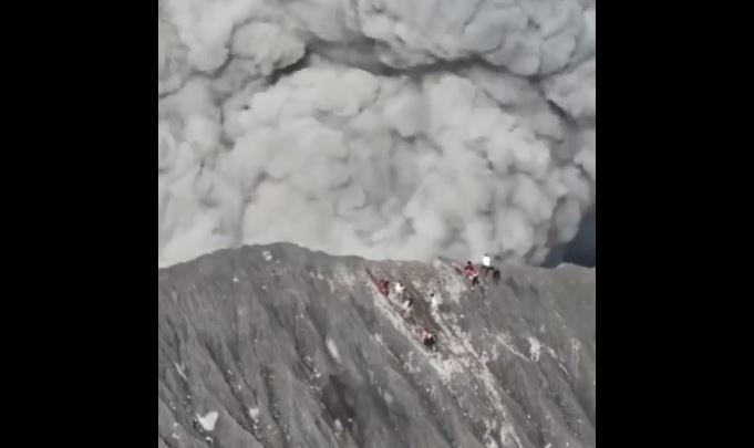 Turistas desafían prohibiciones y escapan por poco de erupción volcánica en Indonesia (VIDEO)