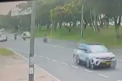 Automovilista persigue y arrolla a asaltantes en Bogotá: un delincuente pierde la vida (VIDEO)