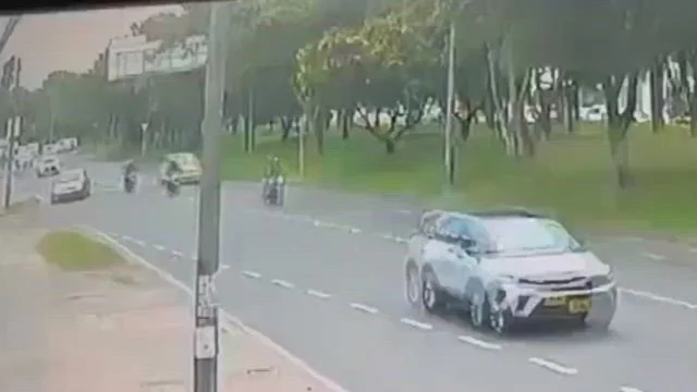 Automovilista persigue y arrolla a asaltantes en Bogotá: un delincuente pierde la vida (VIDEO)