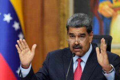 Maduro denuncia uso de WhatsApp para amenazas y pide su eliminación en Venezuela