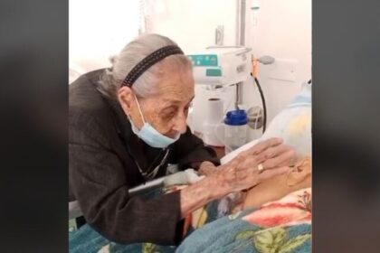 Madre de 102 años se despide de su hijo de 82 en un emotivo video que conmueve a millones en TikTok