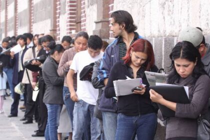 La precariedad laboral en México: 4.9 millones de jóvenes ninis al final del sexenio de AMLO