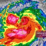 Huracán "John" se intensifica frente a las costas de Michoacán y genera alerta en varios estados