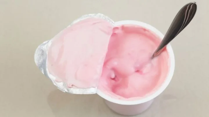 Descubren altos niveles de azúcar y aditivos peligrosos en conocido yogurt