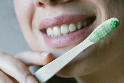 ¿Bicarbonato para blanquear dientes? Conoce los riesgos para tu salud bucal