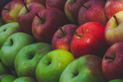 Manzanas verdes o rojas: ¿cuál es mejor para tu salud dental?