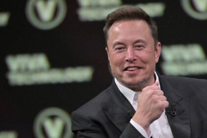 Elon Musk promete robots humanoides en los hogares para 2030