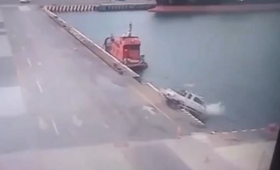 Camioneta del SAT cae al mar en el puerto de Veracruz (VIDEO)