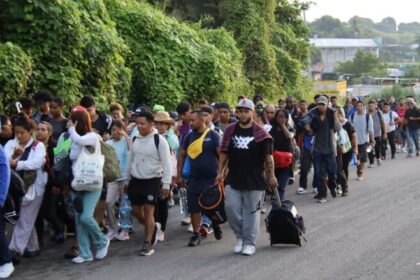 Más de 1,000 migrantes inician nueva caravana hacia la capital mexicana