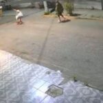 Brasil: Conductor embiste a dos delincuentes en Sao Gonçalo: uno fallece y otro escapa (VIDEO)