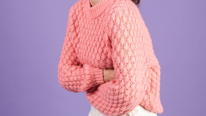 Estudio alemán sugiere que la luz de celulares altera la sincronía entre Luna y ciclo menstrual