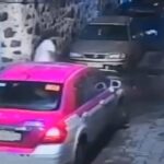 CDMX: Taxista ebrio arrolla intencionalmente a pareja en Coyoacán tras discutir con vecinos (VIDEO)