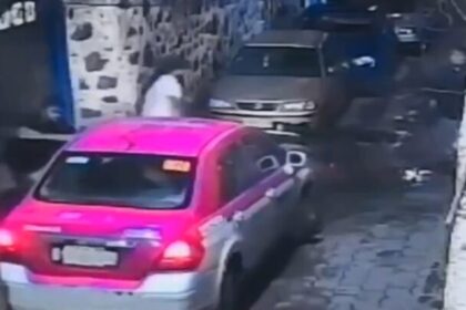CDMX: Taxista ebrio arrolla intencionalmente a pareja en Coyoacán tras discutir con vecinos (VIDEO)