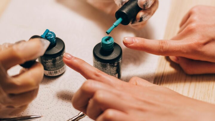 Unión Europea prohíbe dos químicos usados en esmaltes por riesgo cancerígeno