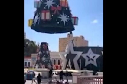 Brasil: Colapso de árbol navideño deja un trabajador muerto y otro herido durante su instalación (VIDEO)