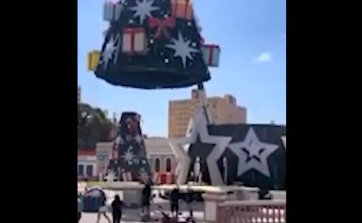 Brasil: Colapso de árbol navideño deja un trabajador muerto y otro herido durante su instalación (VIDEO)
