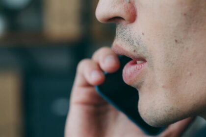 Estafas con voz clonada: cómo detectarlas y protegerte del fraude con inteligencia artificial