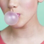 ¿Qué pasa realmente si te tragas un chicle por accidente?