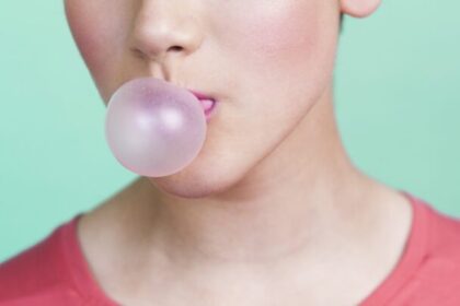 ¿Qué pasa realmente si te tragas un chicle por accidente?