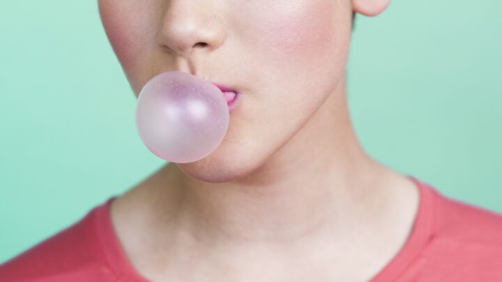 ¿Qué pasa realmente si te tragas un chicle por accidente?