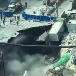 Gigantesco socavón se abre en plena calle de Shanghái