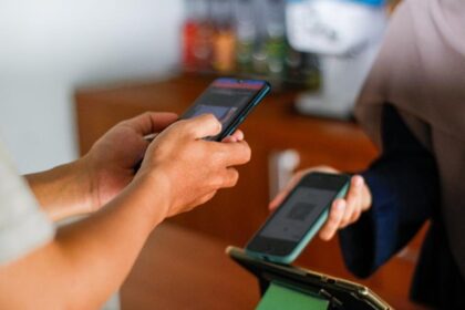 Cómo cobrar con tarjeta en el celular Android sin terminal